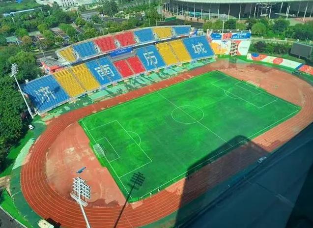 点燃的是泉, 足球俱乐部, 社会氛围都